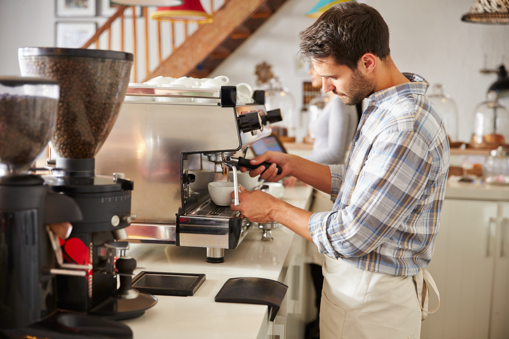 barista v kavárně